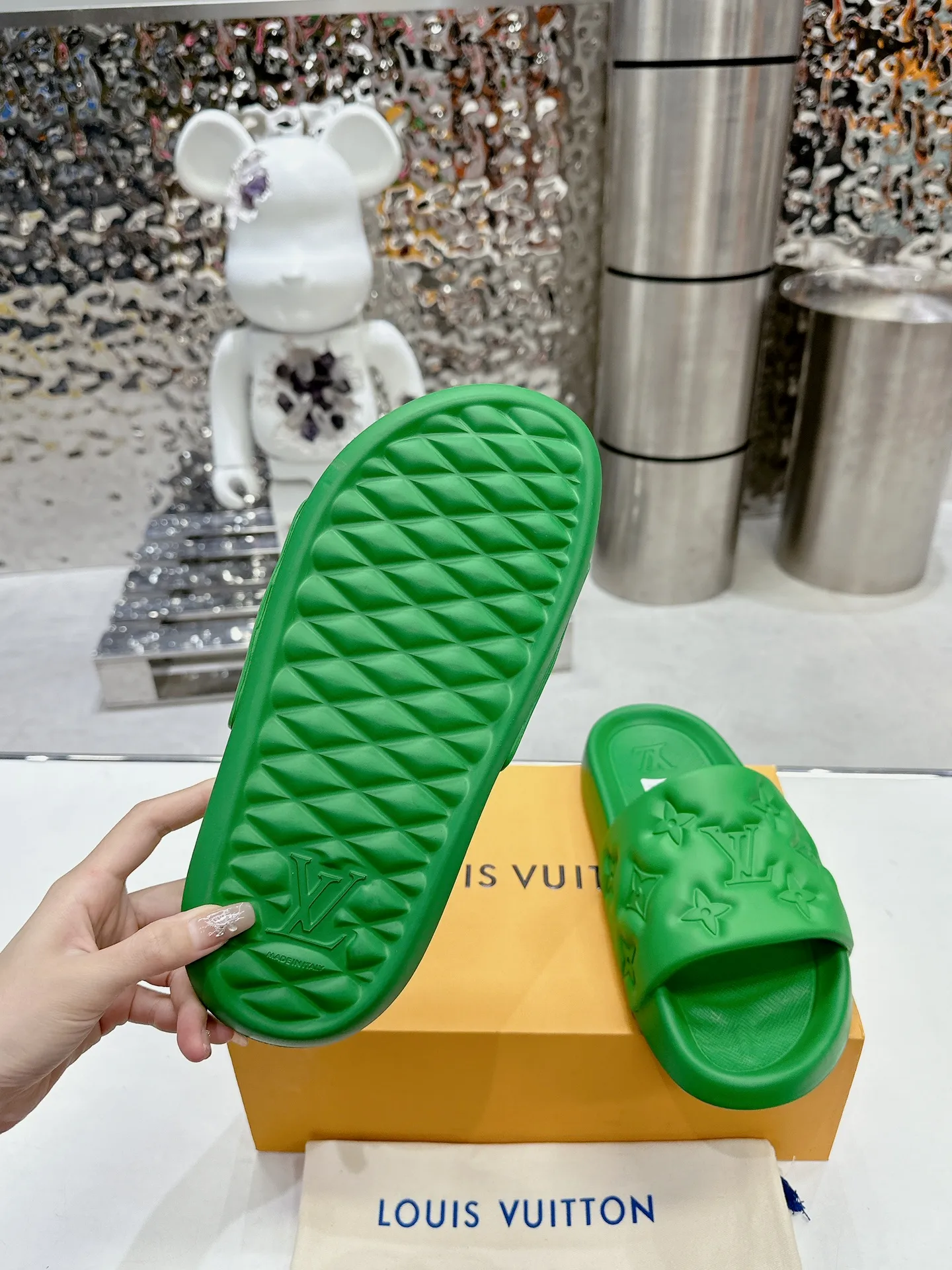 [L Home] P: 280💰 ▪️Shoe size: Women's 35-40 Men's 38-46▪️Packaging: Counter top quality~original packaging 𝟐𝟎𝟐5 Louis Vuitton counter's new embossed slippers, lv monogram embossed slippers, Waterfront sandals are back with a new look, and the upper buckle is embossed with lv's iconic Monogram pattern. Made of waterproof rubber with a comfortable and resilient insole. The lightweight, flexible outsole is embossed with the Louis Vuitton logo. ▪️Fabric: Original molded rubber foam surface ▪️Technology: embossed logo ▪️Sole: Original molded rubber foam outsole ▪️Sole thickness: 3CM.